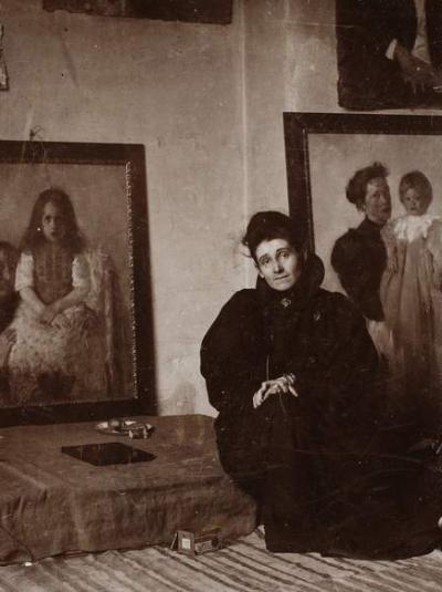 Abb. 27: Atelier in München, 1896/98  - Olga Boznańska in ihrem Atelier in der Georgenstraße in München, 1896/98. Papierfoto, 12,5 x 9,4 cm