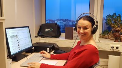 Marta Przybylik - W pokoju redakcyjnym podczas pracy nad stroną COSMO Radio po polsku. Berlin, 2019 r. 