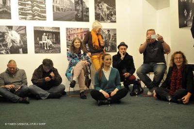 Fotoausstellung von Jarek Lukaszewiczs „Berlin-Jeruzalem-Łódź”, Wiesbaden 2014 - Publikum bei der Ausstellungeröffnung