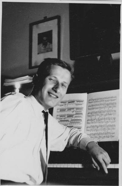 Krzysztof Meyer, Rok 1961 - Rok 1961 – uczeń krakowskiego Liceum Muzycznego Krzysztof Meyer przygotowuje się do egzaminu dyplomowego z fortepianu.