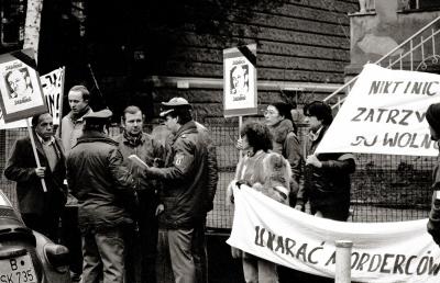 Solidarność Society vigil - Solidarność Society vigil in front of the building of the Polish military mission, October 1984.