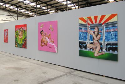 Abb. 32: Justyna Kisielewicz - Von rechts: Eva, 2011; Yes, I Ken, 2011; Wonderland Temptation, 2010, alle 160 x 160 cm; Transmission, 2015. 110 x 80 cm; alle Öl auf Leinwand 