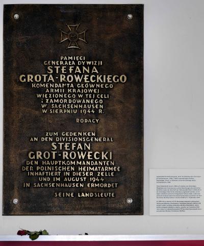 Pamiątkowa tablica - Pamiątkowa tablica z roku 1988, wisiała w celi nr 50, w której przetrzymywany był „Grot”.