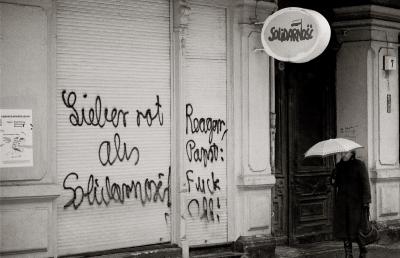 “Leftist” graffiti on the Berlin Solidarność office - Better red than Solidarność!