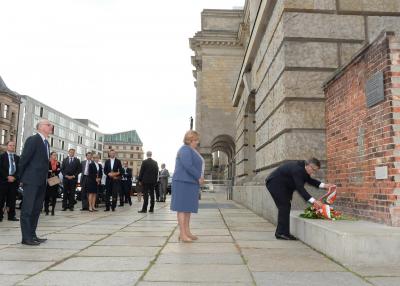 Wreath-laying ceremony at the fragment of wall - At the wreath-laying ceremony at the fragment of wall, which commemorates the merits of Poland for Europe and Germany's freedom and unity, also participates the wife of the Polish President, Anna Komorowski. 