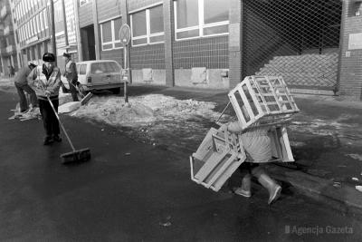 Hamburg, Fischmarkt, 1979 rok - Hamburg, sprzątanie po zakończonym targu Fischmarkt, 1979 rok. 