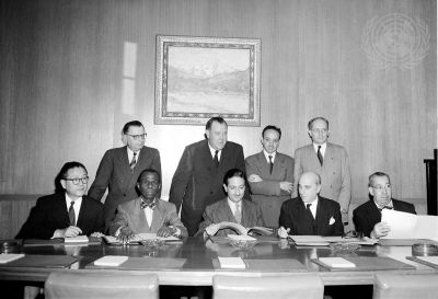 Ratyfikacja konwencji w 1950 r. przez: Koreę Południową, Haiti, Francję i Kostarykę - Rafał Lemkin stoi pierwszy z prawej 