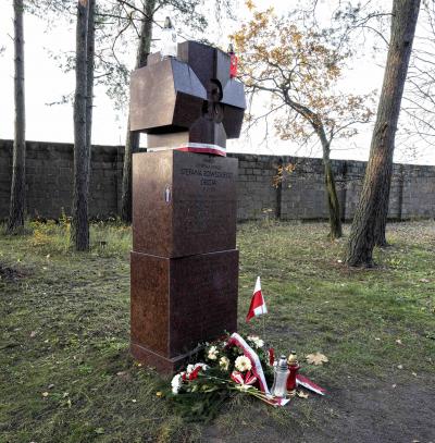 Pomnik pamiątkowy - Pamiątkowy pomnik generała Stefana Roweckiego „Grota” na terenie byłej komendantury obozu.