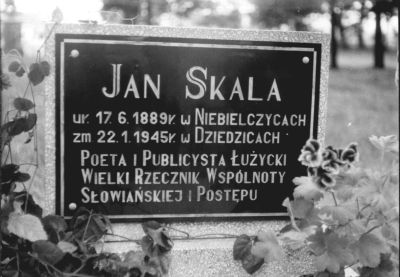 Tablica nagrobna na symbolicznym grobie we Włochach - Tablica nagrobna na symbolicznym grobie we Włochach (dt. Wallendorf) koło Namysłowa,1984 r. 