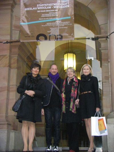 Przed ratuszem w Wiesbaden, 2012 r. - Ewa Hartmann, prof. Norman Smużniak, Sibylle von Oppeln-Bronikowski, prof. Katarzyna Koczyńska-Kielan