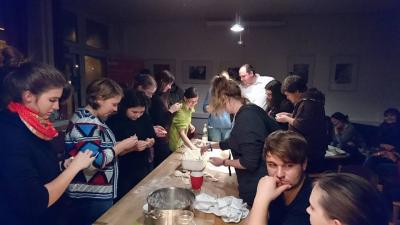 Wspólne lepienie pierogów  - Wspólne lepienie pierogów podczas warsztatów kulinarnych w ramach festiwalu „polenmARkT“ 2016. 