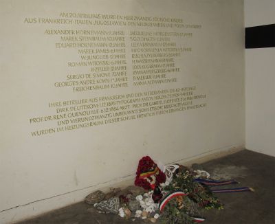 Abb. 50: Gedenkraum für die ermordeten Opfer - Inschrift von 1979, Gedenkstätte Bullenhuser Damm, Hamburg