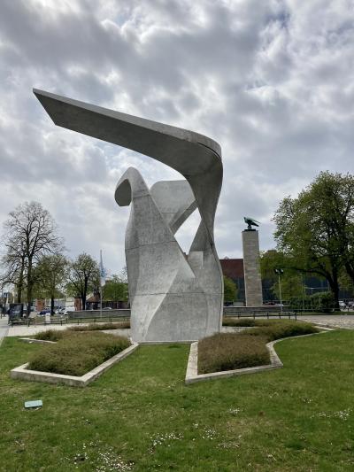 59. "Wing" - rzeźba Daniela Libesknda przed wejściem do budynku firmy Siemens -  