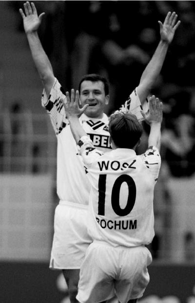 Henryk Bałuszyński i Dariusz Wosz, 1996 - Pomocnik Dariusz Wosz i zdobywca bramki na 1:0 Henryk Bałuszyński cieszą się z gola. 
