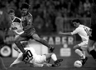 Andrzej Rudy und Dariusz Wosz, 1996 - Im Bochumer Ruhrstadion springt der Berliner Niko Kovac über den VfL Bochumer Andrzej Rudy, rechts der Bochumer Kapitän Dariusz Wosz, 1996. 