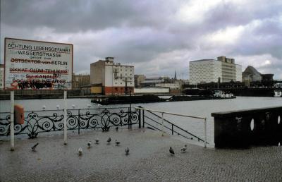 Kreuzberg. Okolice Oberbaumbrücke. Widok na wschodni Berlin - Napisy informują, iż Szprewa (droga wodna) należy do wschodniego sektora Berlina.