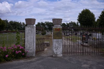 Eingang zum Friedhof in Włochy - Eingang zum Friedhof in Włochy (dt. Wallendorf) bei Namysłów (dt. Namslau) mit Infotafel über Jan Skala, 2023 