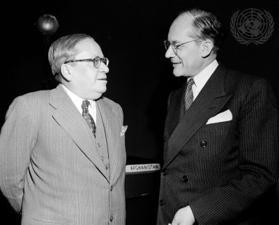 Dzień przyjęcia konwencji przez ONZ, Paryż, 9 grudnia 1948 r.  - Rafał Lemkin (z prawej) rozmawia z brazylijskim dyplomatą Gilbertem Amado 