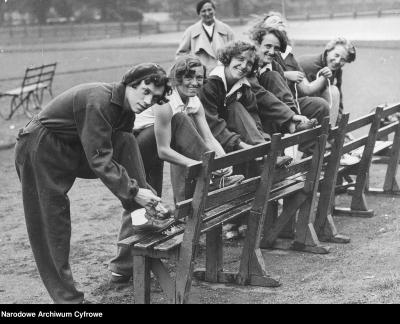 Polnische Leichtathletinnen vor dem Morgentraining, London 1934 - Polnische Leichtathletinnen vor dem Morgentraining, Maria Kwaśniewska dritte von links, London 1934. 