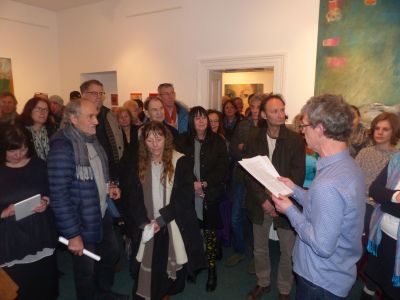 Publikum bei der Eröffnung der Ausstellung von Ewa Stefanski, 2019 - Es spricht Dr. Michael Grus