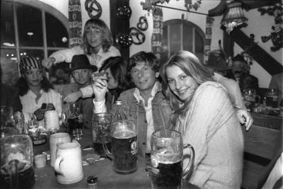 Polański at the Oktoberfest, Munich 1977 - Polański with a group of young women mit einer Gruppe junger Frauen on the “Wiesn” in Munich, September 1977 