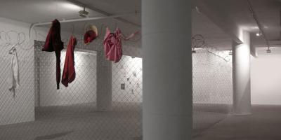 ill. 7: 7 METRES, 2005 - 7 METRES, 2005. A room installation. Wire mesh fence, barbed wire, clothing. 300 x 300 cm, Premiere: Galeria Edgar Neville, Valencia 2005.