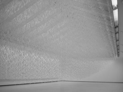 ill. 7: Paper Space, 2005 - Paper Space, 2005. Ca. 4000 hand cut paper spirals, H = 368 cm, W = 600 cm, D = 1400 cm, Studio A. Museum gegenstandsfreier Kunst, Otterndorf