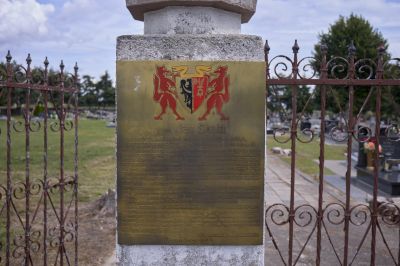 Infotafel über Jan Skala am Eingang zum Friedhof in Włochy - Infotafel über Jan Skala am Eingang zum Friedhof in Włochy (dt. Wallendorf) bei Namysłów (dt. Namslau), 2023 