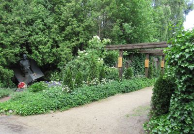 Fig. 9: Entrance to the rose garden - Entrance to the rose garden, Bullenhuser Damm memorial site, Hamburg