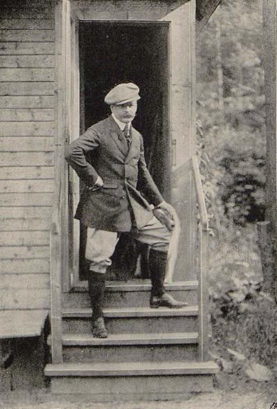Zdj. nr 9: Kossak w Zakopanem, 1912 - Autor przed swoją pracownią zakopiańską, 1912, ilustracja ze „Wspomnień“ Kossaka