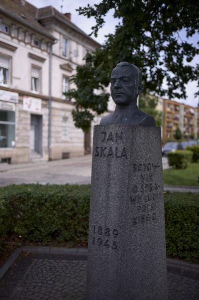 Rudolf Enderlein, Jan Skala, Denkmal in Namysłów  - Rudolf Enderlein, Jan Skala, Denkmal in Namysłów (dt. Namslau), 1965, Ansicht: 2023 