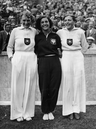 Die Siegerinnen im Speerwurf bei den Olympischen Spielen, Berlin 1936 - Die Siegerinnen im Speerwurf bei den Olympischen Spielen, von links nach rechts: Othilie „Tilly“ Fleischer (Gold), Maria Kwaśniewska (Bronze) und Luise Krüger (Silber), Berlin 1936.  