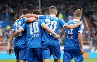 Thomas Eisfeld, Nils Quaschner, Piotr Ćwielong i Johannes Wurtz, 2017 - Zawodnicy VfL Bochum cieszą się z gola podczas meczu z Greuther Fürth. 
