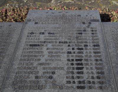 Bild 7: Namen der deutschen Opfer des Strafgefangenenlagers Biebertal - Tafel mit den Namen der deutschen Opfer des Strafgefangenenlagers Biebertal in Lendringsen. 