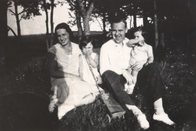 Die Familie Bohle - Die Familie Bohle: Mutter Fanny, Tochter Irka, Vater Aleksander und Helena, Anfang der 1930er Jahre. 