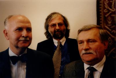 Im polnischen Generalkonsulat in Hamburg, frühe 1990er Jahre  - Von rechts: Präsident der Republik Polen Lech Wałęsa, Jacek Kowalski, Konsul Marek Rzeszotarski 