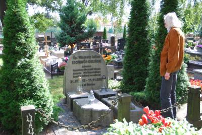 Jacek Kowalski am Grab von Oberst Wincenty Broniwój-Orliński  - Auf dem Alten Friedhof in Ostrów Wielkopolski, 2017 