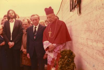 Dachau 1978  - Von links: Jacek Kowalski, N.N. (wahrscheinlich vom Sicherheitsdienst der Volksrepublik Polen), Botschafter der Volksrepublik Polen in Bonn Andrzej Chylinski (Sohn von Bolesław Bierut), Kardinal Stefan Wyszyński 