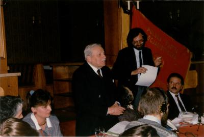 Vereinigungskongress der Polnischen Sozialistischen Partei, 21.–22.11.1987  - Stanisław Wąsik spricht, Jacek Kowalski steht im Hintergrund 