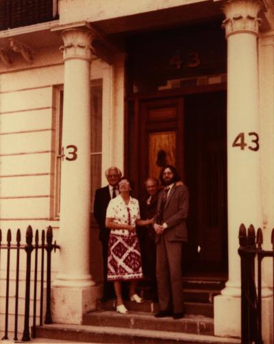 Vor dem Eingang zum „Zamek“ in London, 43 Eaton Place, 1980er Jahre - Von links: Kazimierz Sławiński, N.N., Włodzimierz Sznarbachowski, Jacek Kowalski 