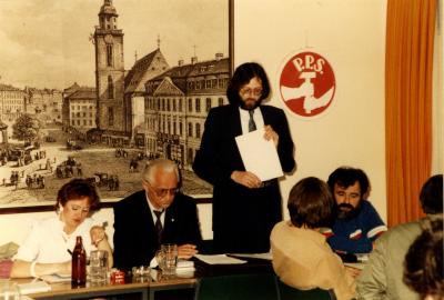Während einer Sitzung des Hauptkomitees der Polnischen Sozialistischen Partei, 1980er Jahre - Jacek Kowalski spricht. Erster von rechts: Ryszard Moździerz 