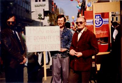 Kundgebung zum 1. Mai, München, ca. 1987  - Von rechts: Zbigniew Dziakoński alias Kowalczyk, N.N., Jacek Kowalski 