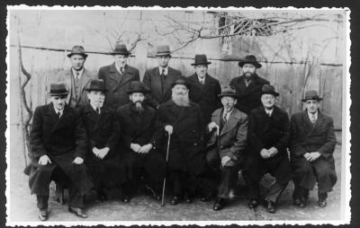 Grupa wypędzonych z Niemiec rabbinów w obozie dla uchodźców - Grupa wypędzonych z Niemiec rabbinów w obozie dla uchodźców. Zbąszyń, 6 marca 1939. 