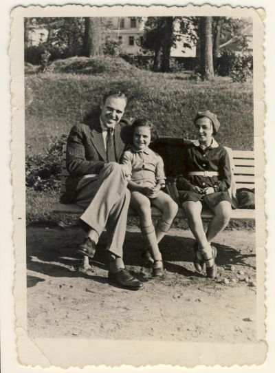Helena mit ihrer Schwester Irena und Vater Alexander, 1930er Jahre - Helena (Mitte) mit ihrer Schwester Irena und Vater Alexander Bohle, 1930er Jahre. 