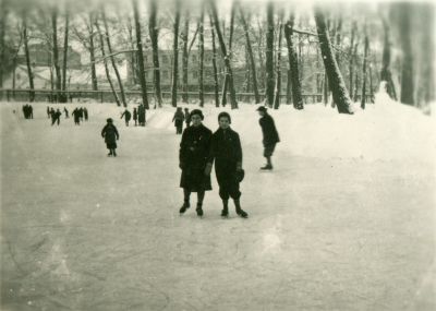 Helena mit ihrer Schwester Irena, 1930er Jahre - Helena mit ihrer Schwester Irena na lodowisku beim Eislaufen am Branicki-Palast in Białystok, 1930er Jahre. 