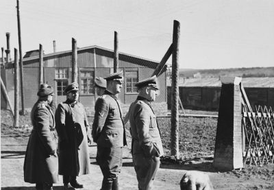 SS-Offiziere inspizieren das Lager Hinzert - rechts: Kommandant Hermann Pister, um 1940-41 