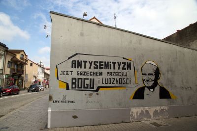 "Antysemityzm jest grzechem przeciw Bogu i ludzkości" - Graffiti z Janem Pawłem II w Oświęcimiu: "Antysemityzm jest grzechem przeciw Bogu i ludzkości", Oświęcim 2019 r. 