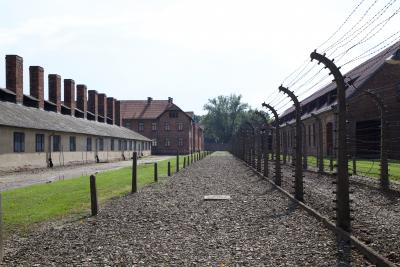 Państwowe Muzeum Auschwitz-Birkenau - Widok na teren obozu głównego Auschwitz, Oświęcim 2019 r. 