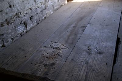 Snycerstwo uwięzionych osób  - Snycerstwo lub obrazki uwięzionych osób można znaleźć także w ramach łóżek i drewnianych ścianach baraków mieszkalnych w Auschwitz II, Oświęcim 2019 r. 