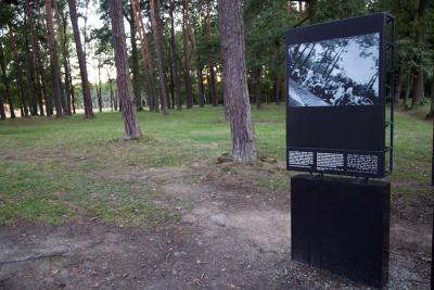Wzory fotograficznie do cyklu obrazów Richtera w autentycznym miejscu - Wzory fotograficznie do cyklu obrazów Richtera są eksponowane w Auschwitz-Birkenau w autentycznym miejscu z odpowiednią informacją dla zwiedzających, Oświęcim 2019 r. 